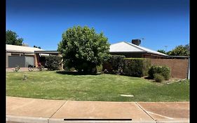 Quiet Court Easy Stroll Shops 500 Metres From Centro